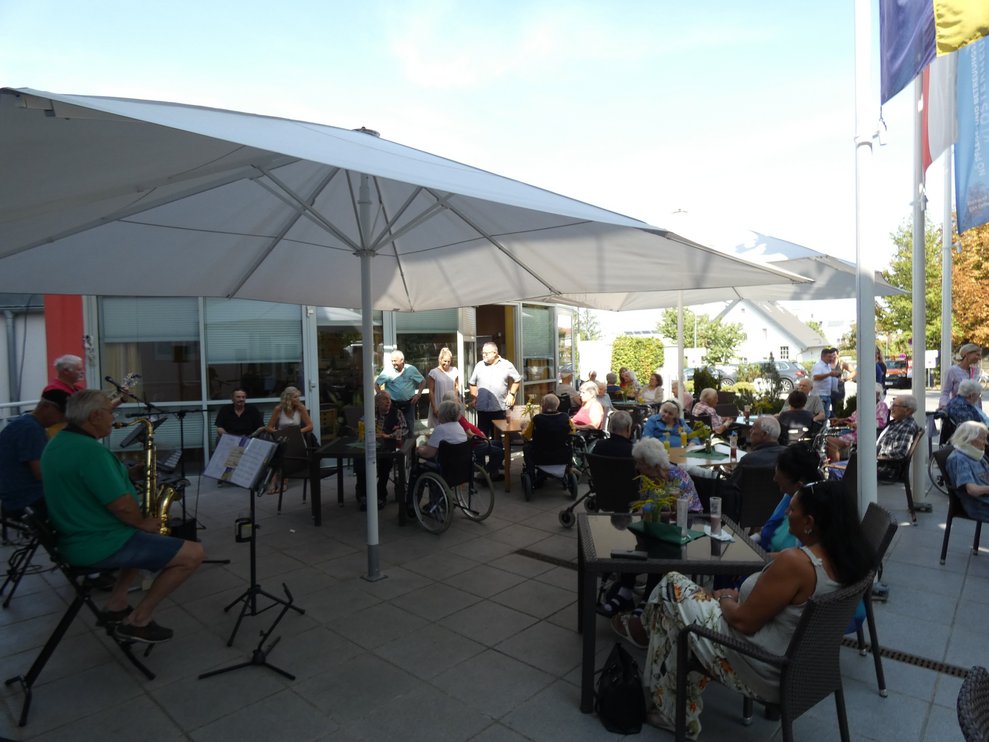 Terrasse mit vielen Menschen