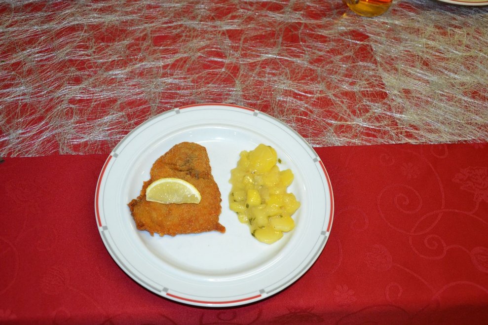 Ein Teller mit Essen.