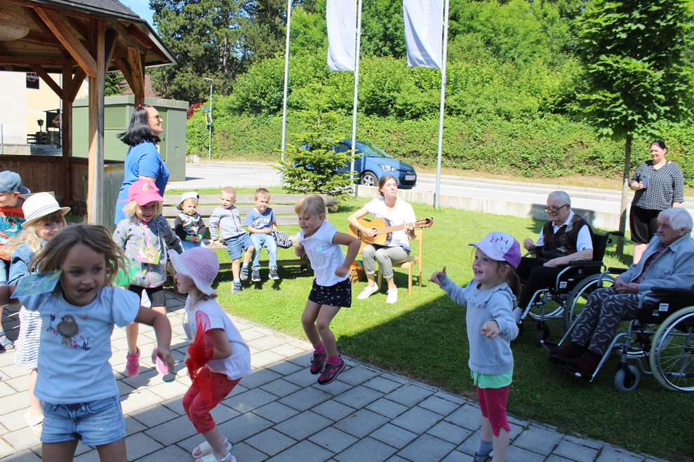 Sing- und Tanzvorführung des Kindergartens