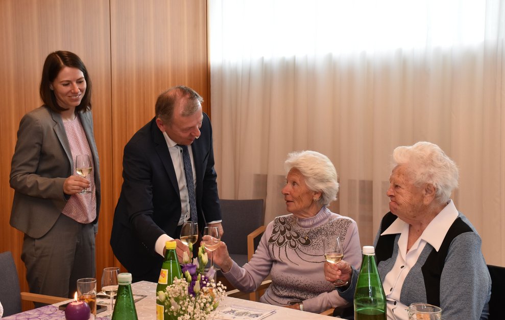 Anstoßen auf das Geburtstagskind.