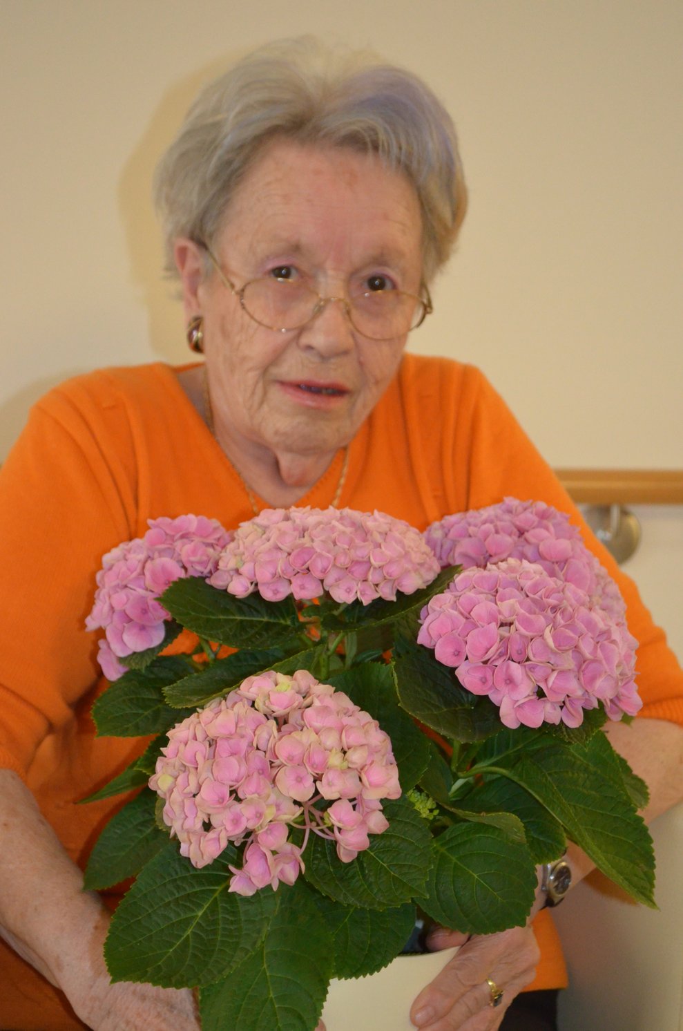 Bewohnerin mit Blumen