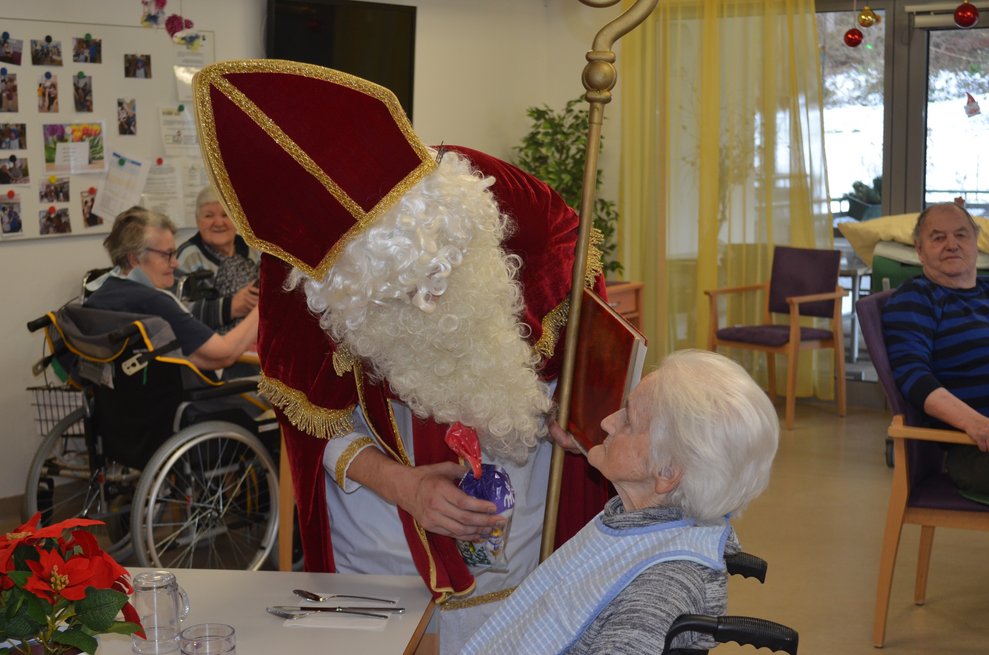Bewohnerin mit Nikolaus