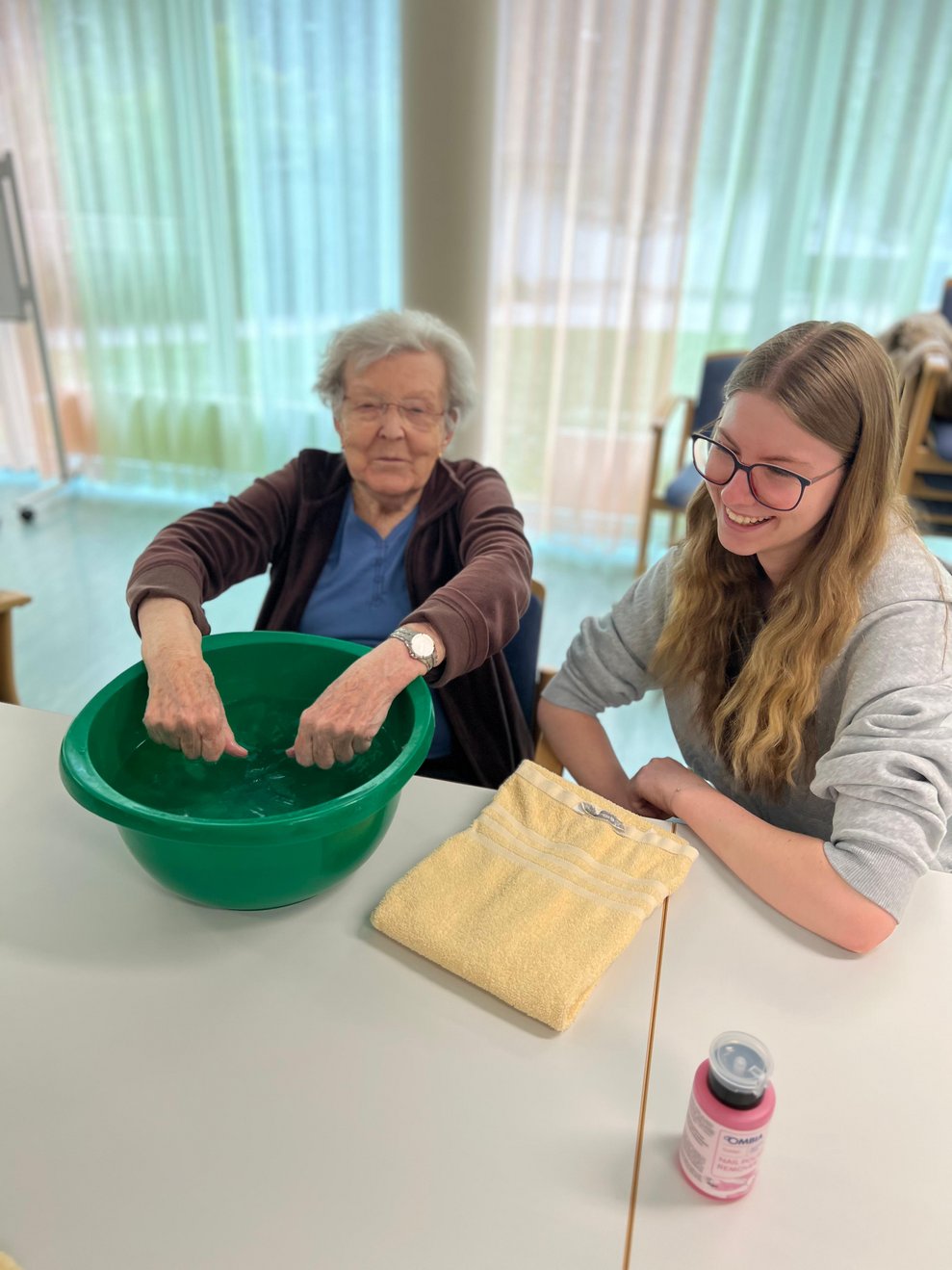 Frau Anna Halm mit Schülerin