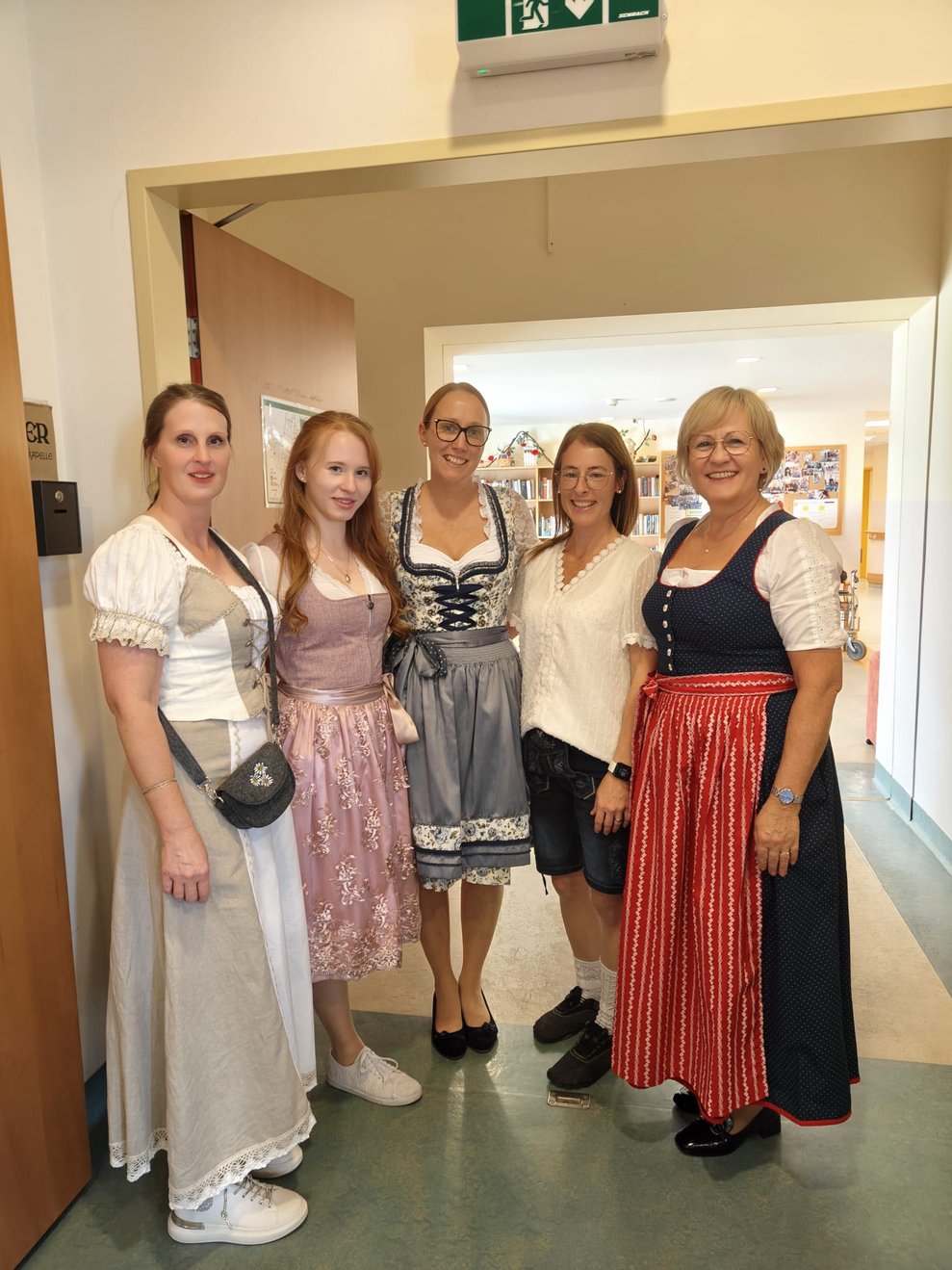 Mitarbeiterinnen in Tracht. (stehend)