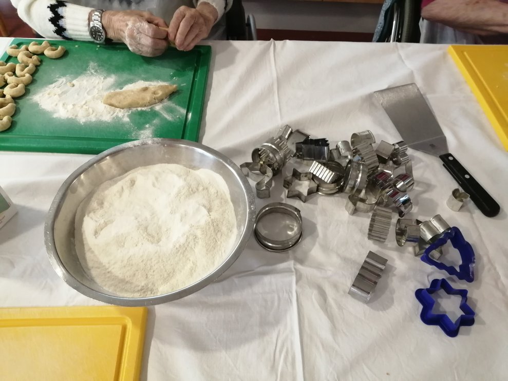 Eine Schüssel mit Mehl und einige Keksformen