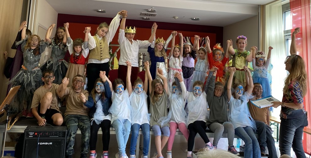 Ein ganz großes Danke an die Lehrerin Gabrielle Fohringer, die das Stück mit den kleinen Künstlern einstudiert hatte.