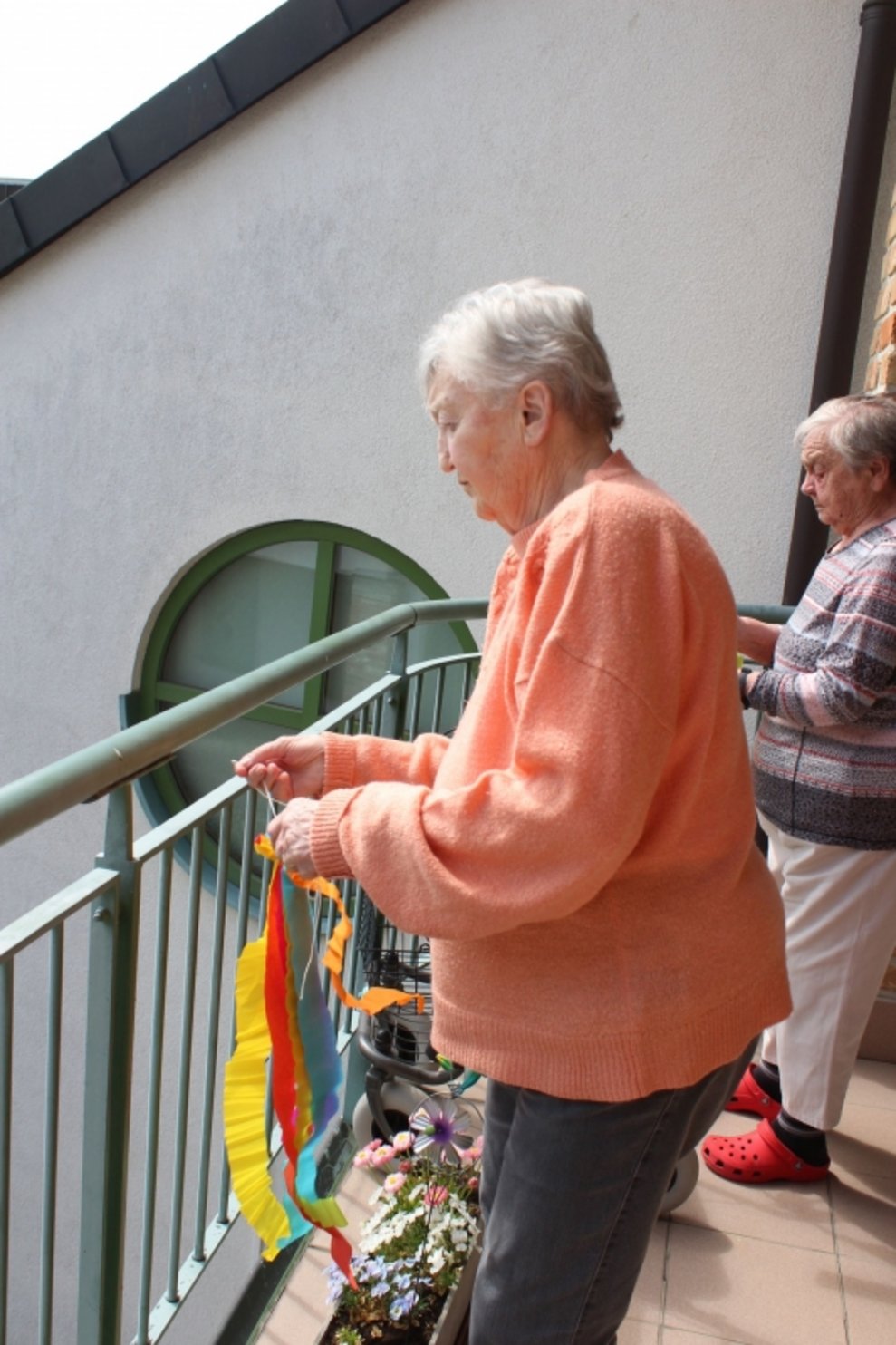 BewohnerInnen am Balkon.