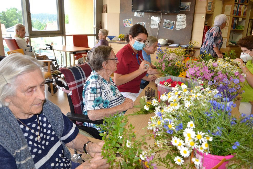 BewohnerInnen mit Blumen.