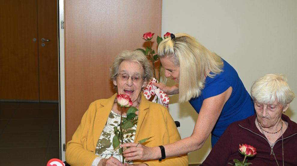 Frau Dir. Grötzl übergibt Blumen an unsere Bewohner.