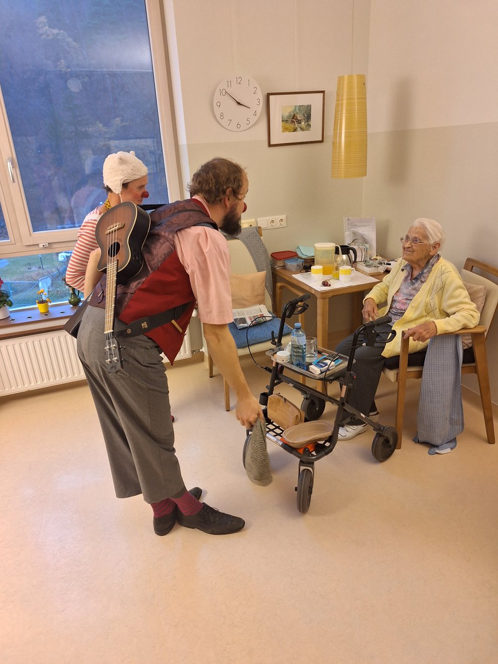 Frau Heissenberger, wie geht es Ihnen heute? Haben Sie ein Lieblingslied? Wir würden Ihnen gerne eine Freude machen und dieses für Sie singen.