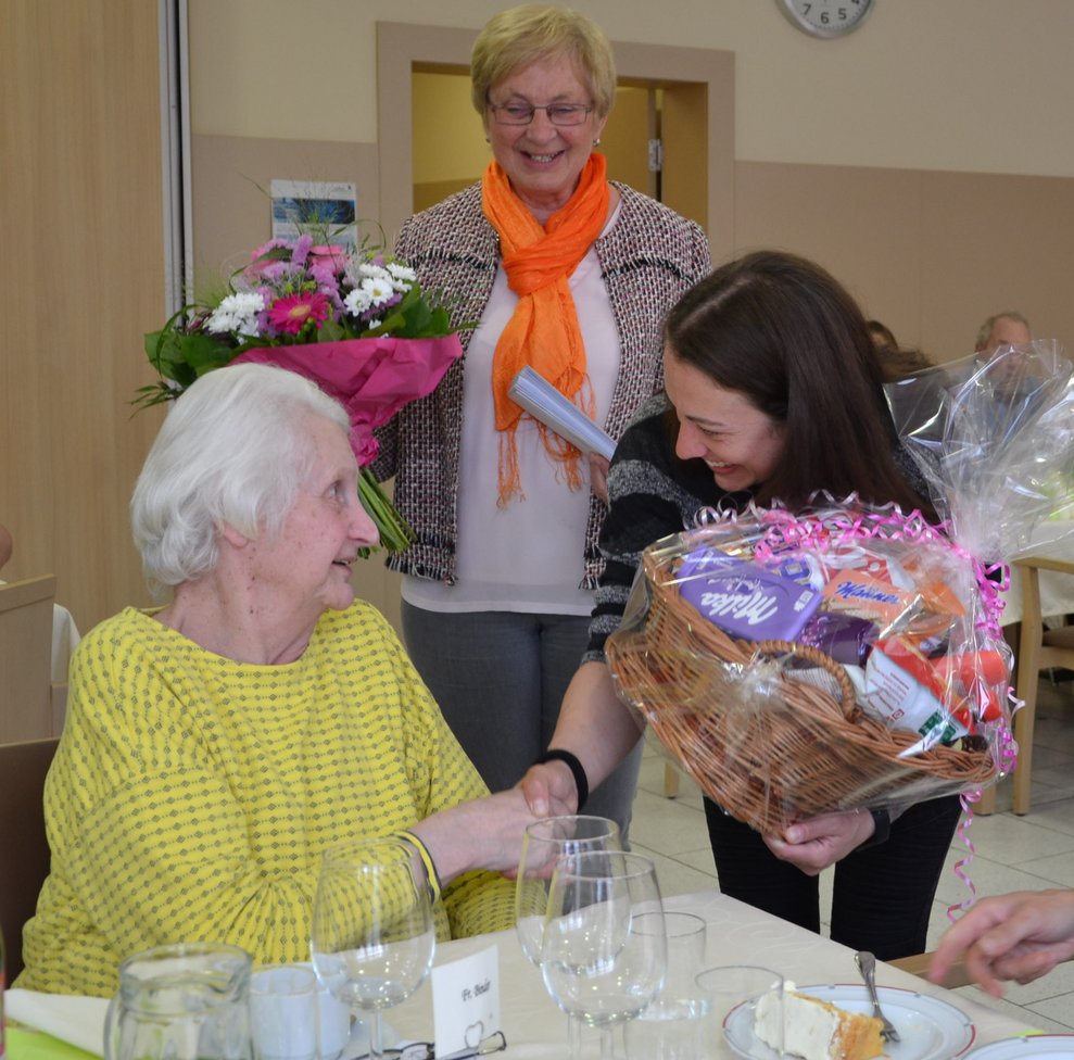 Frau Binder freut sich über die Glückwünsche zu ihrem 80.Geburtstag.