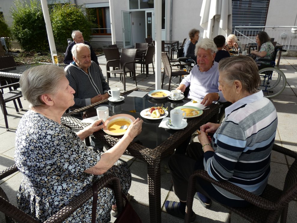 Bewohner essen Kürbiscremesuppe.