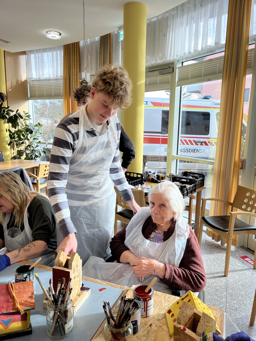 Schüler mit Bewohnerin