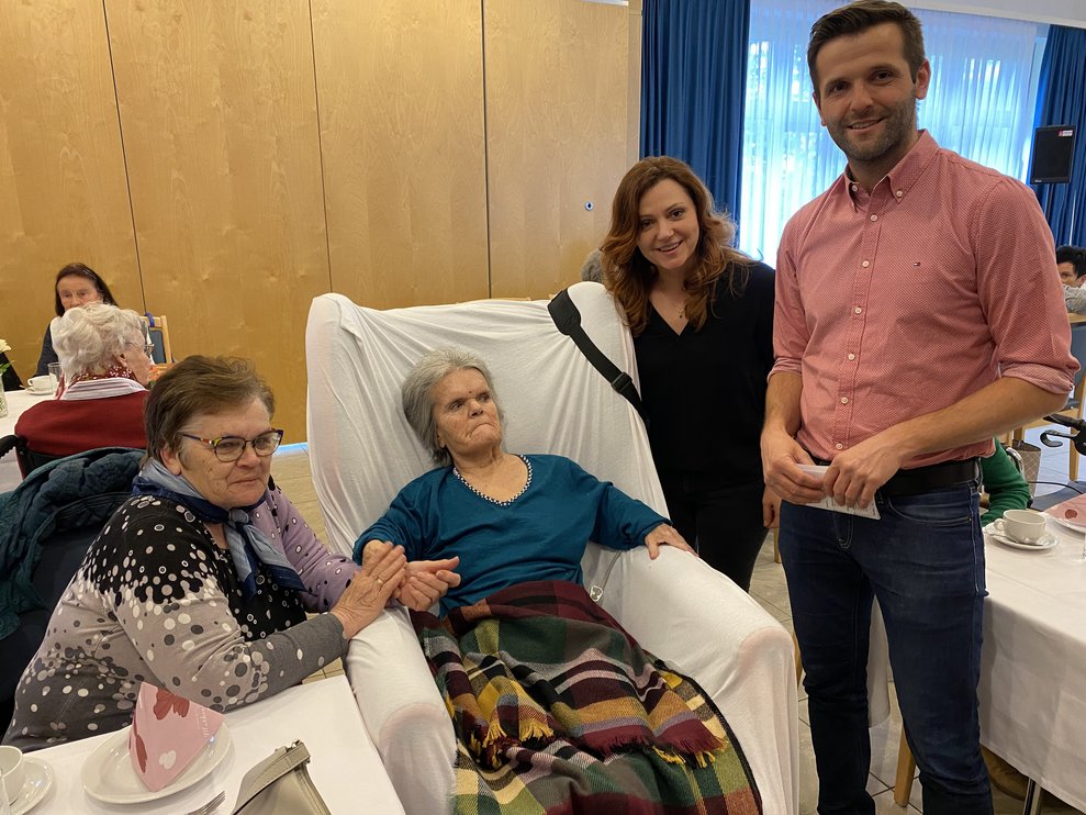 Jubilarin und Angehörige mit Direktoren
