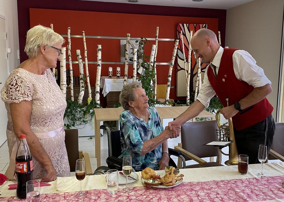 Obmann Stangl Werner gratuliert der Jubilarin seitens der Stadtkapelle ganz herzlich zum 100er.