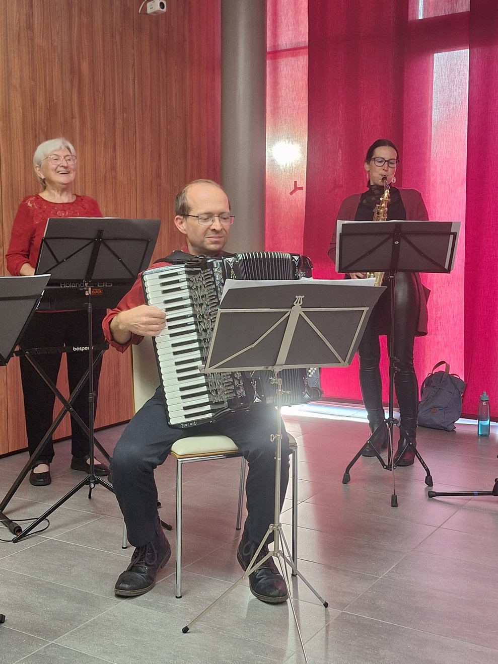 Mit Akkordeon, Saxophon und Keyboard wird für gute Stimmung im Veranstaltungssaal gesorgt.