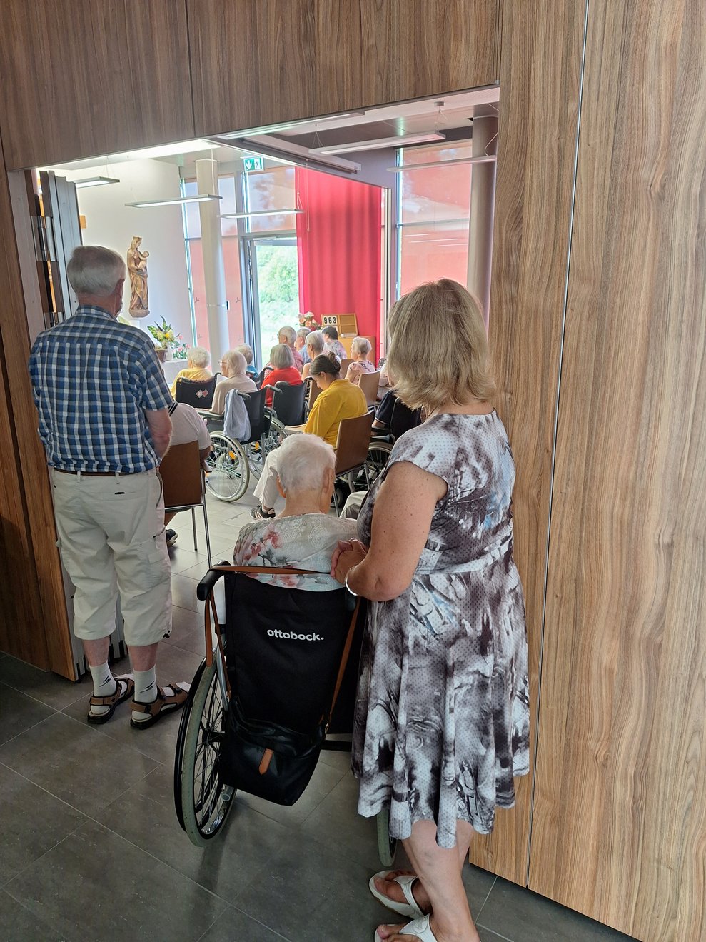 Der Andrang an Besuchern und Besucherinnen ist sehr groß, wie Sie sehen können.