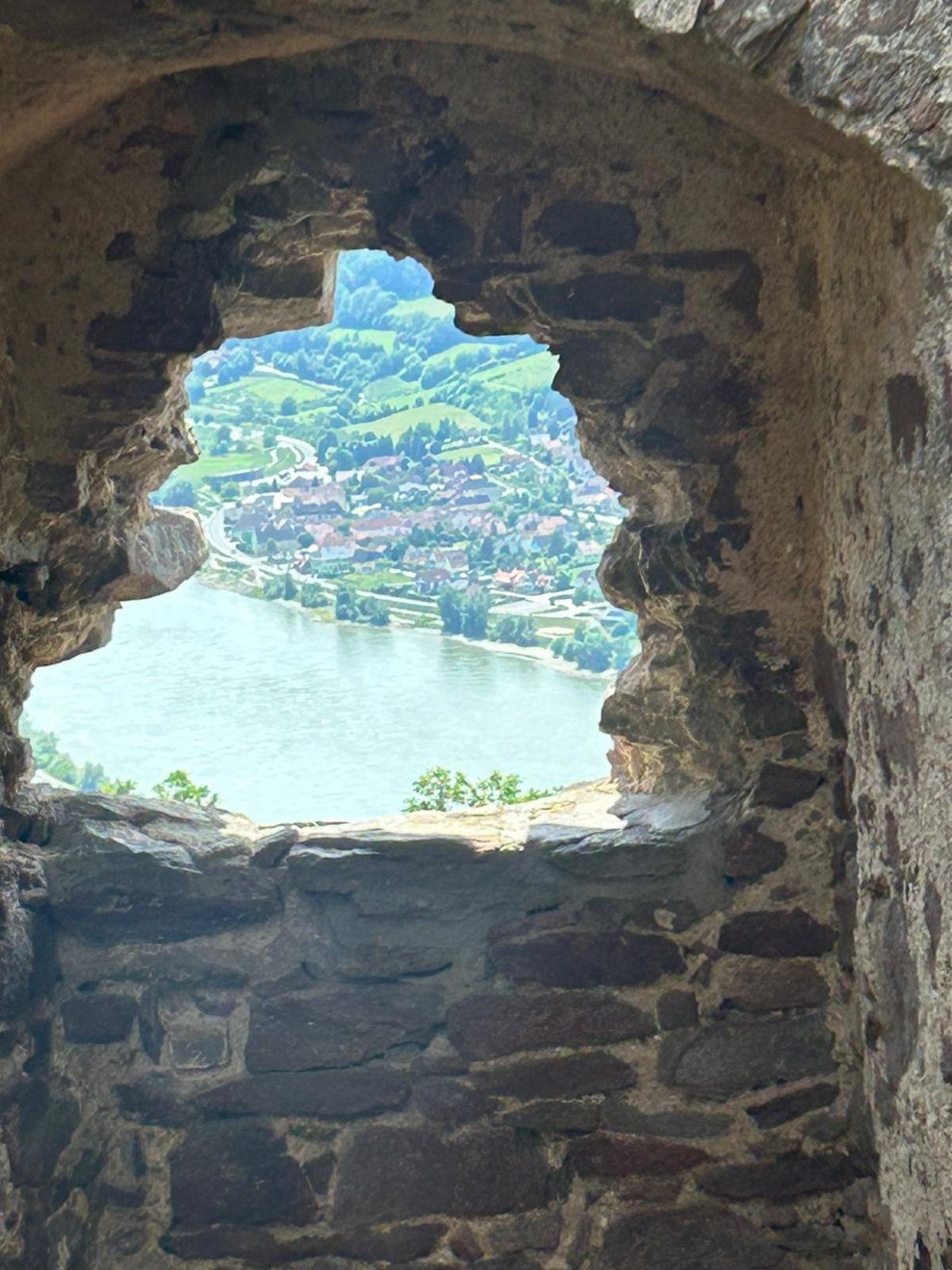 Blick aus einem alten Burgfenster auf die darunterliegende Donau