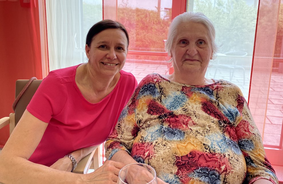 Frau Binder genießt die Feier mit ihrer Tochter...