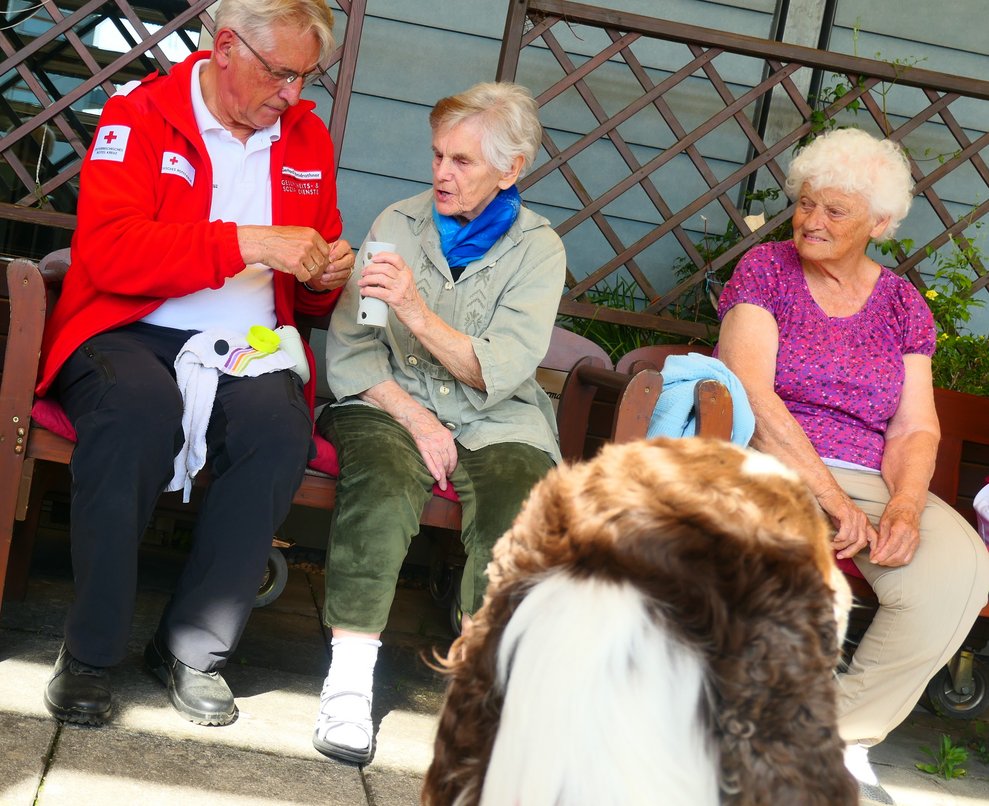 Für Hund Enzo wird eine Futterrolle befüllt.