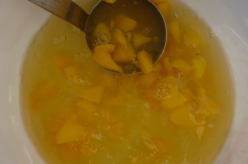Eine Schüssel mit Pfirsichbowle.