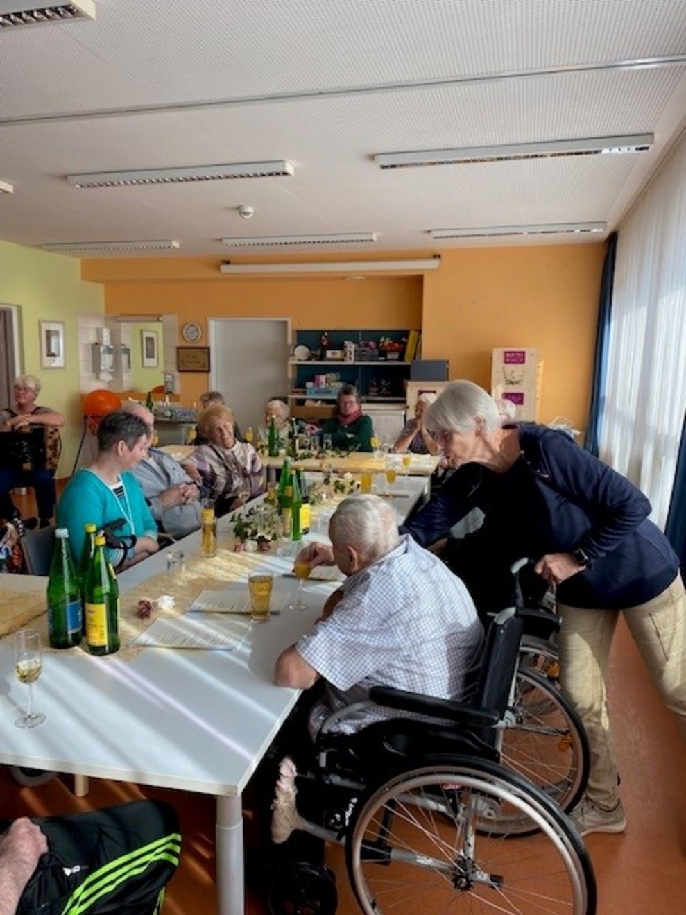 Den Bewohnerinnen und Bewohner werden Getränke ausgeteilt