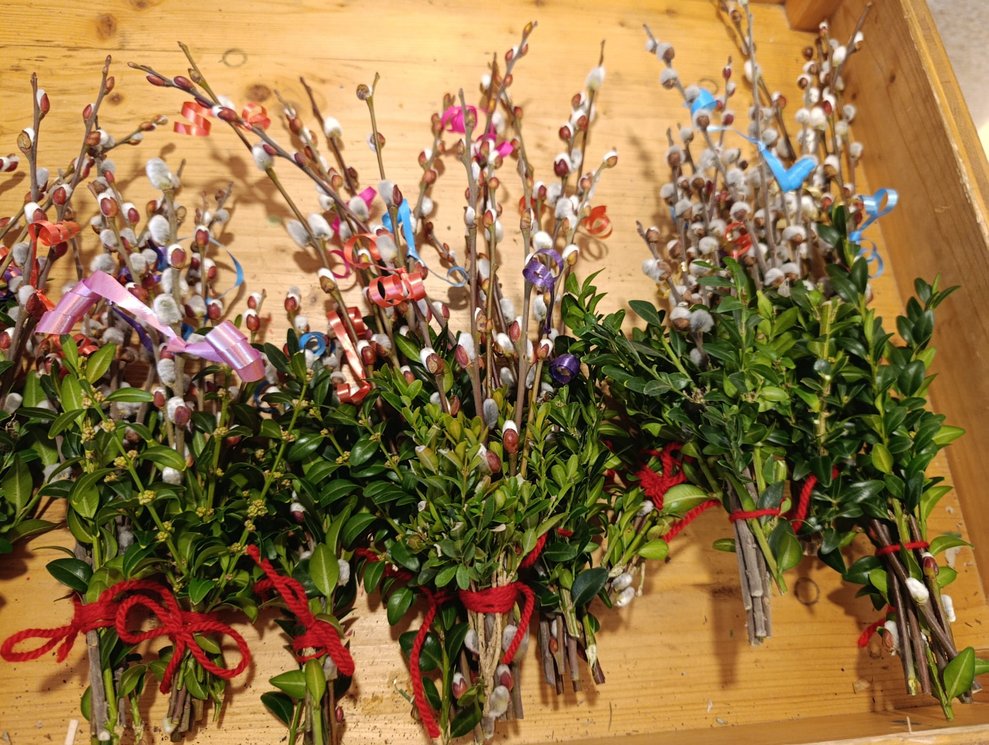 Viele gebundene Palmbuschen mit bunter Schleife.