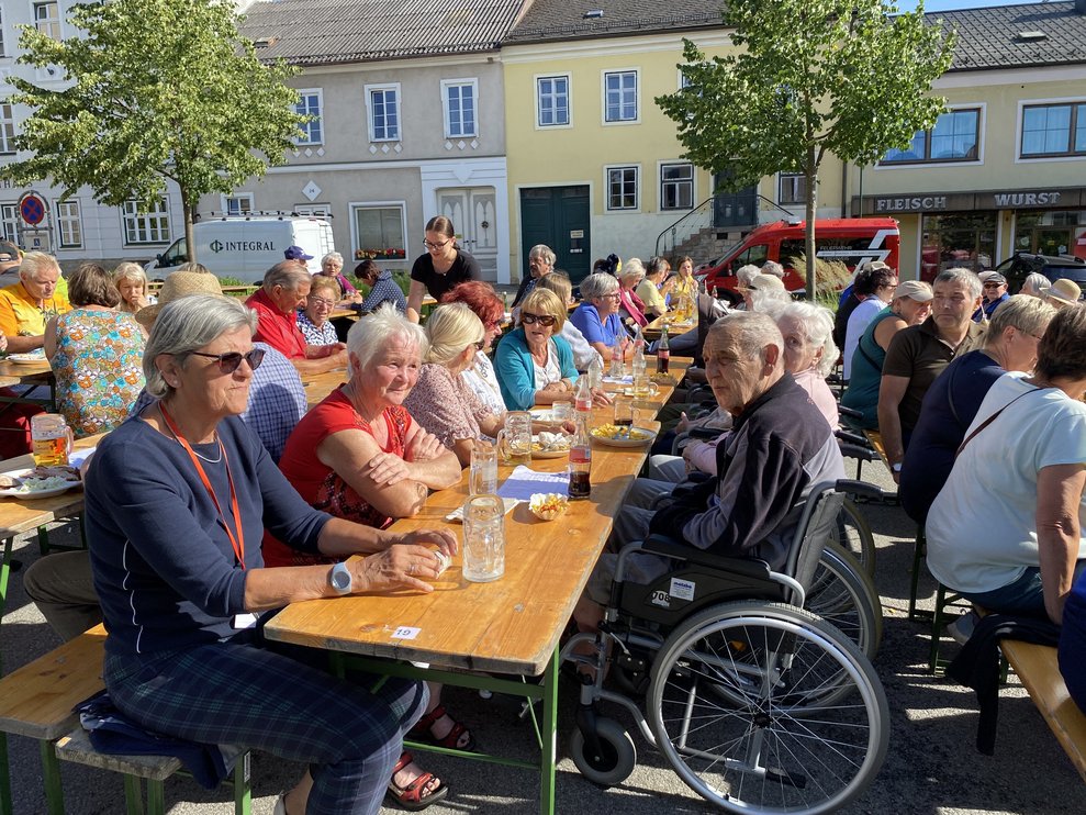 Ein perfekter Tag mit Besuch am Straßenfest geht langsam zu Ende.