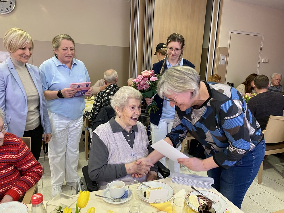 Frau Fraißl sieht man ihre 95 Jahre nicht an...