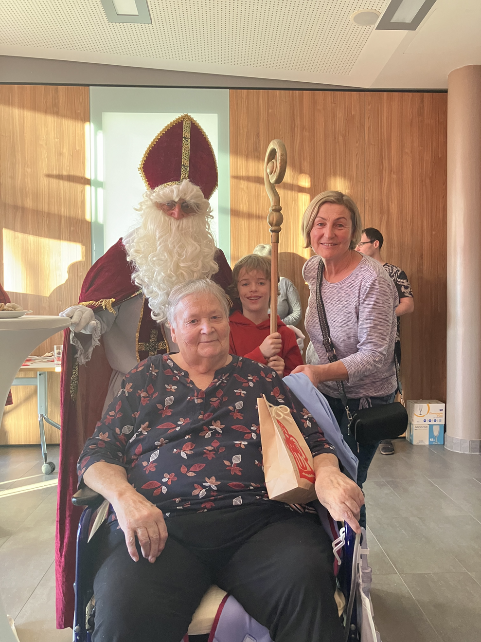 Für jeden das passende Wort zum richtigen Moment. Es ist für unsere Bewohner und Bewohnerinnen jedes Jahr so eine Freude, den Nikolaus im Haus zu haben.