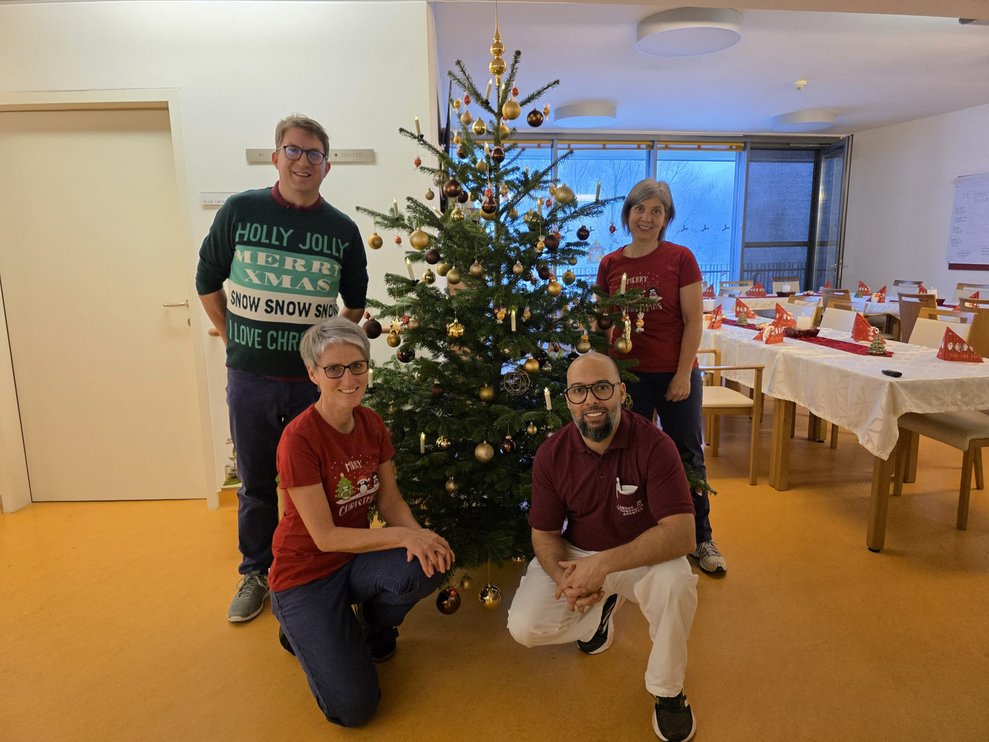 Unsere Mitarbeiter und Mitarbeiterinnen, heute nennen wir sie unsere "Weihnachtselfen", sind startklar und freuen sich auf eine schöne Feier mit den Klienten und Klientinnen.