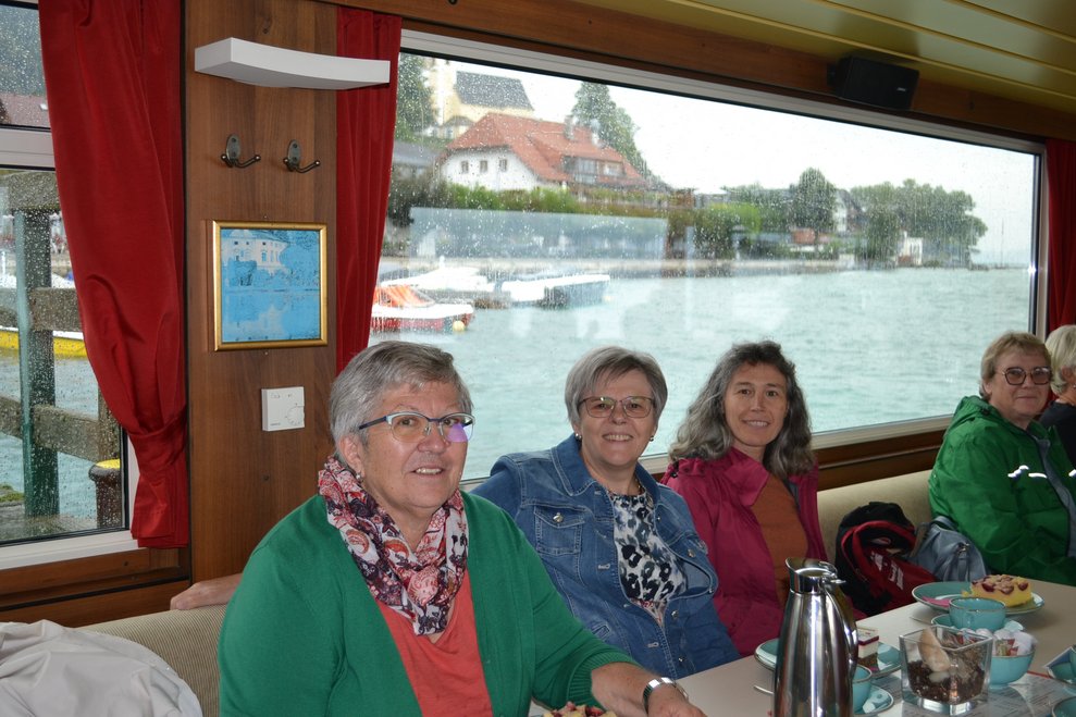 Personen am Schiff