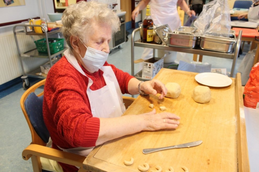 Eine Bewohnerin macht Vanillekipferl.