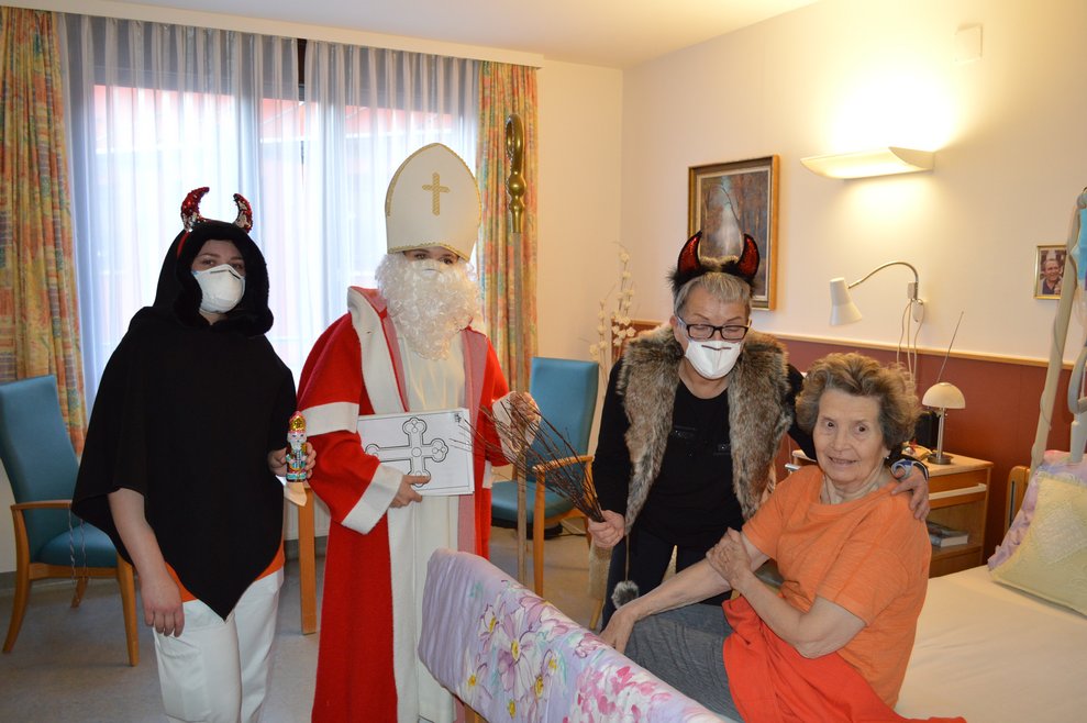 Der Nikolo bei BewohnerInnen.