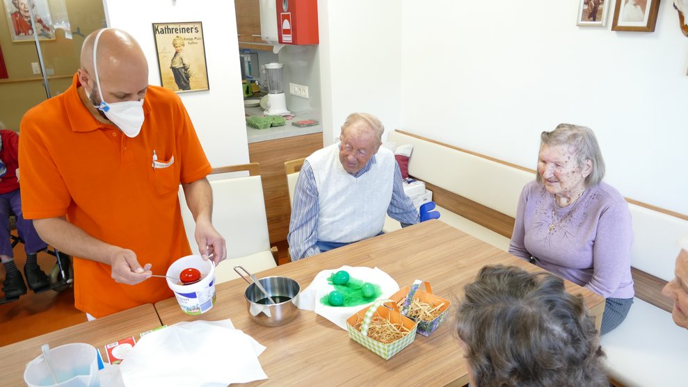 Vorsichtig werden die frisch gefärbten Eier zum Abtropfen und Abtrocknen aufgelegt.