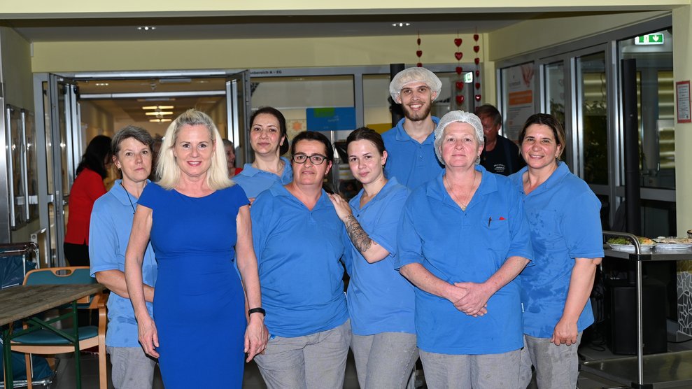 Frau Dir. Grötzl mit dem Team der Küche.