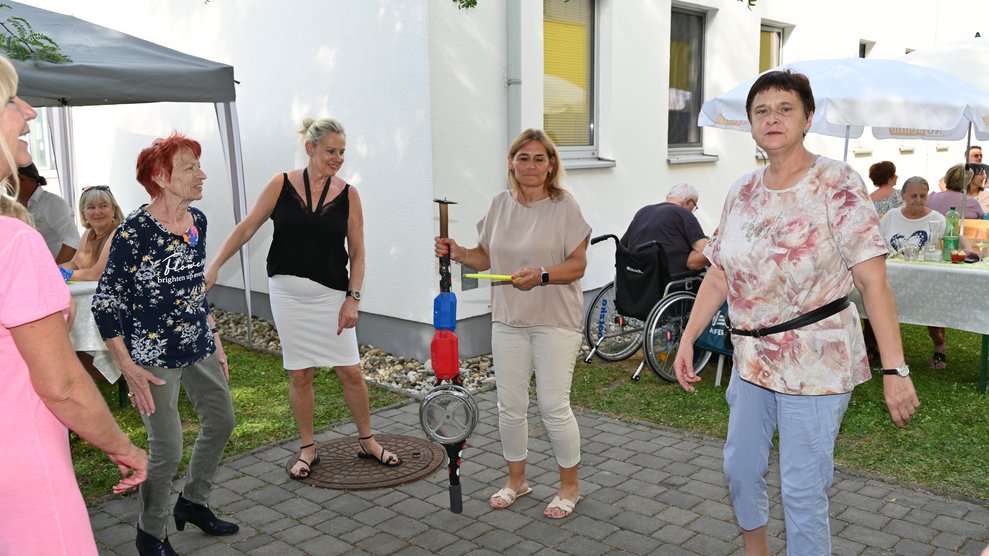 Alle genießen unser Sommerfest.
