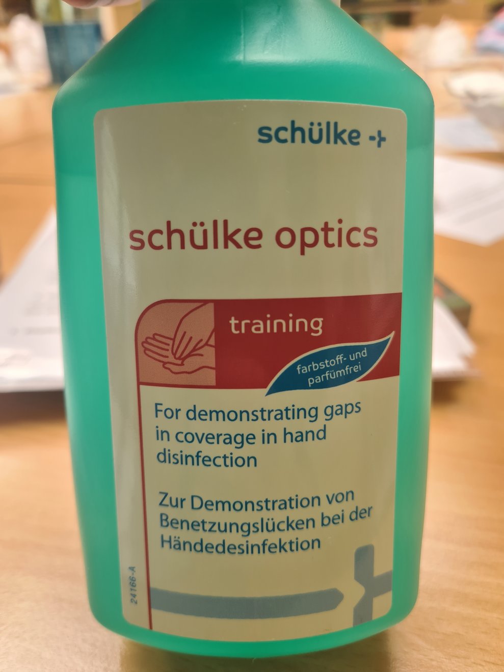 Eine Flasche Desinfektionsmittel zur Demonstration.