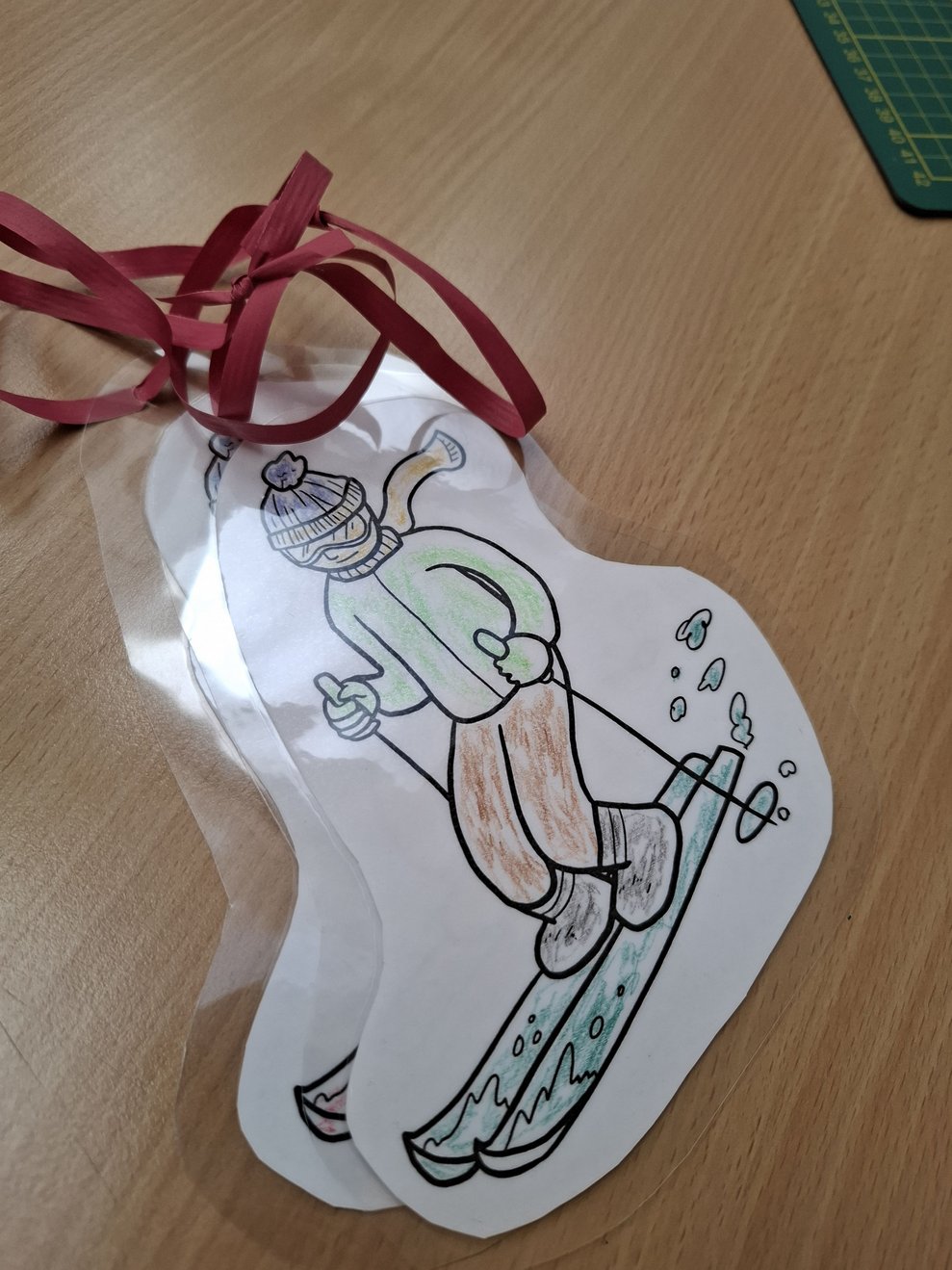 Die ausgemalten Skifahrer können als Dekoration im Zimmer aufgehängt werden.