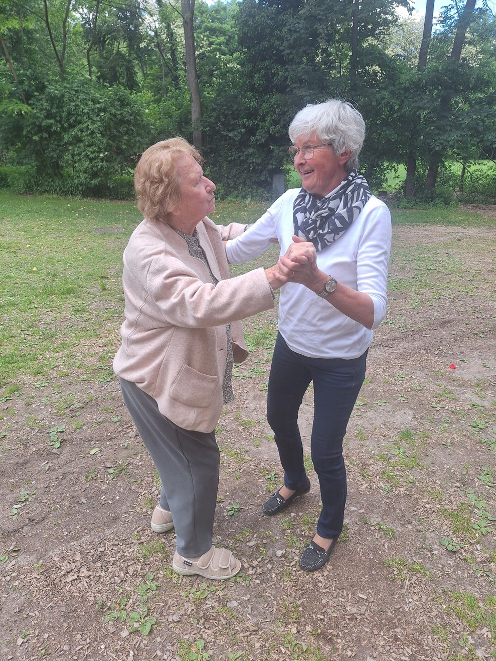 EA Erni Dissauer eröffnet mit Frau Kager die Tanzfläche.
