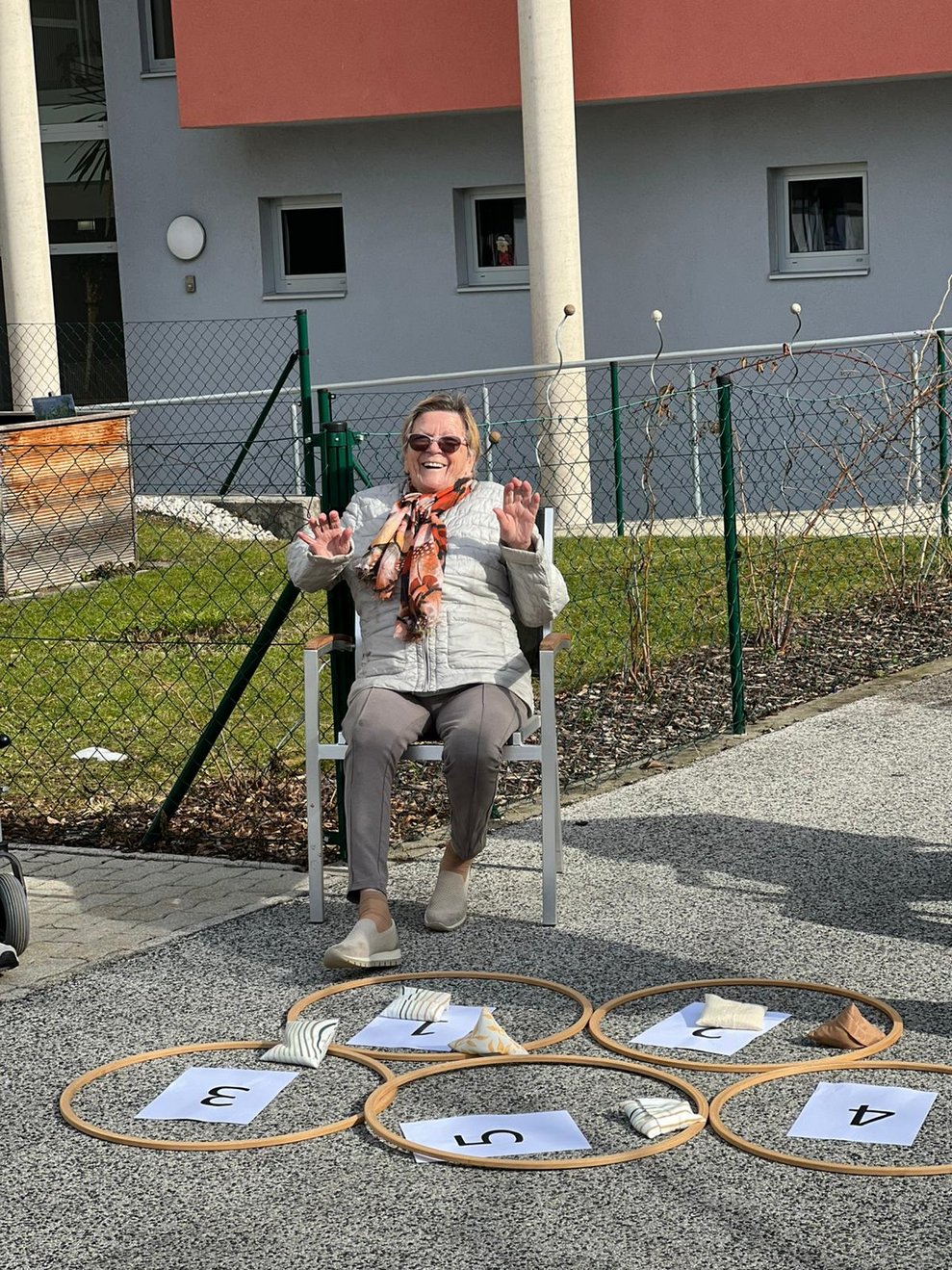 Frau Wimmer beim Ringe werfen