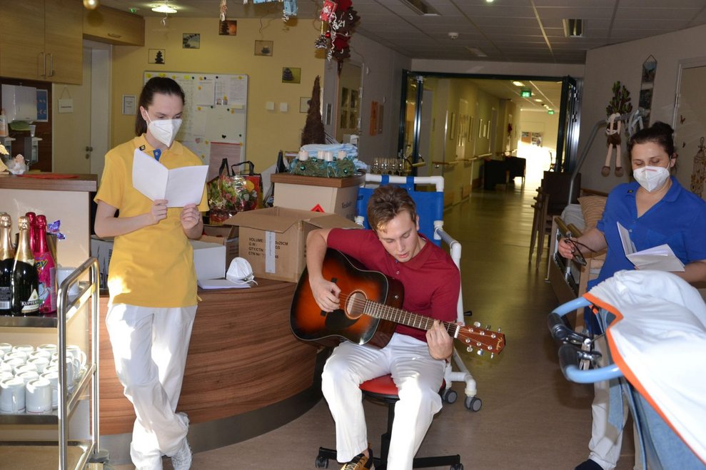 Ein Zivildiener spielt Gitarre.