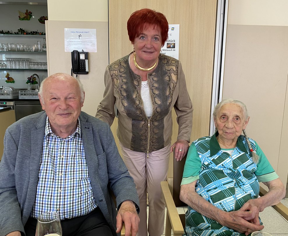 Fr. Kainz genießt den Nachmittag mit ihren Lieben.