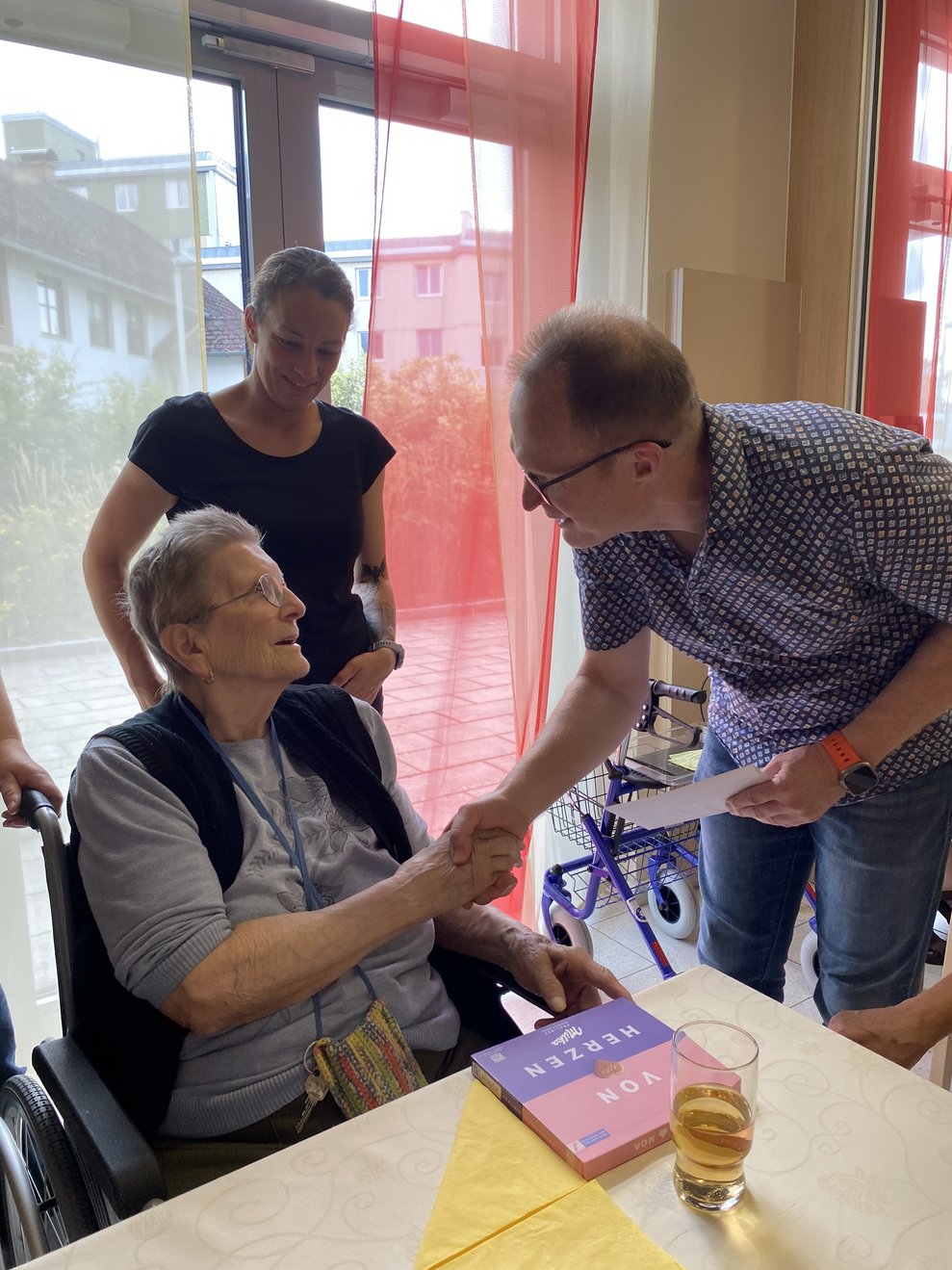 Frau Irrschik freute sich über die vielen Gratulaten zu ihrem 93. Geburtstag.