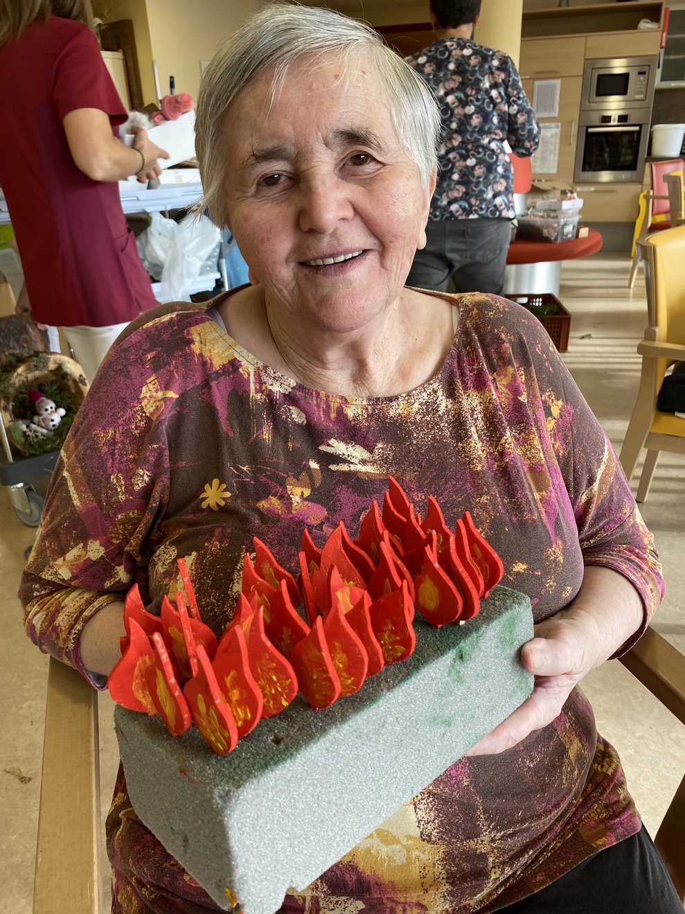Viele bemalte Holzflammen.