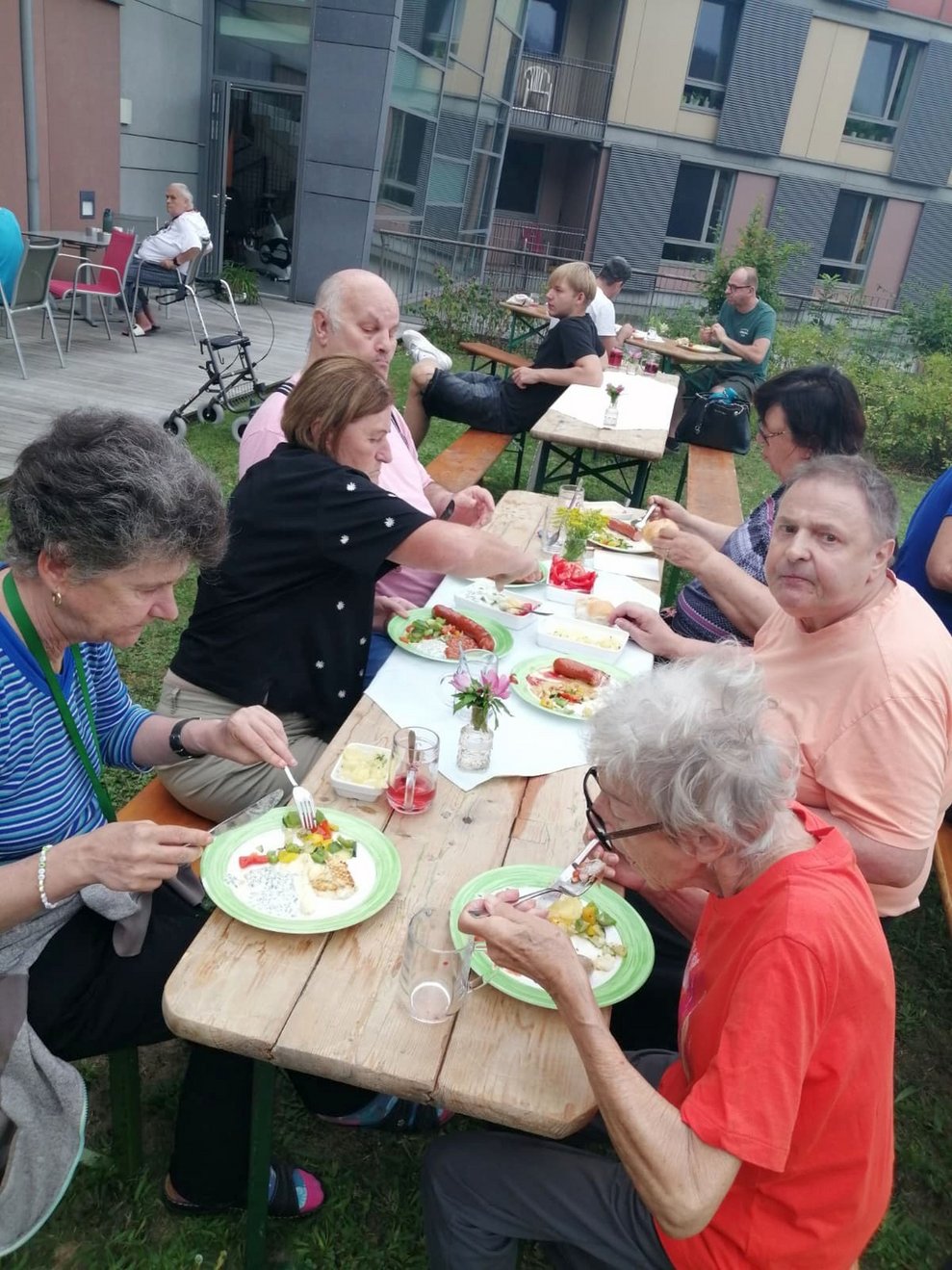 In geselliger Runde schmeckt es gleich nochmal so gut und das Wetter spielt auch perfekt mit.