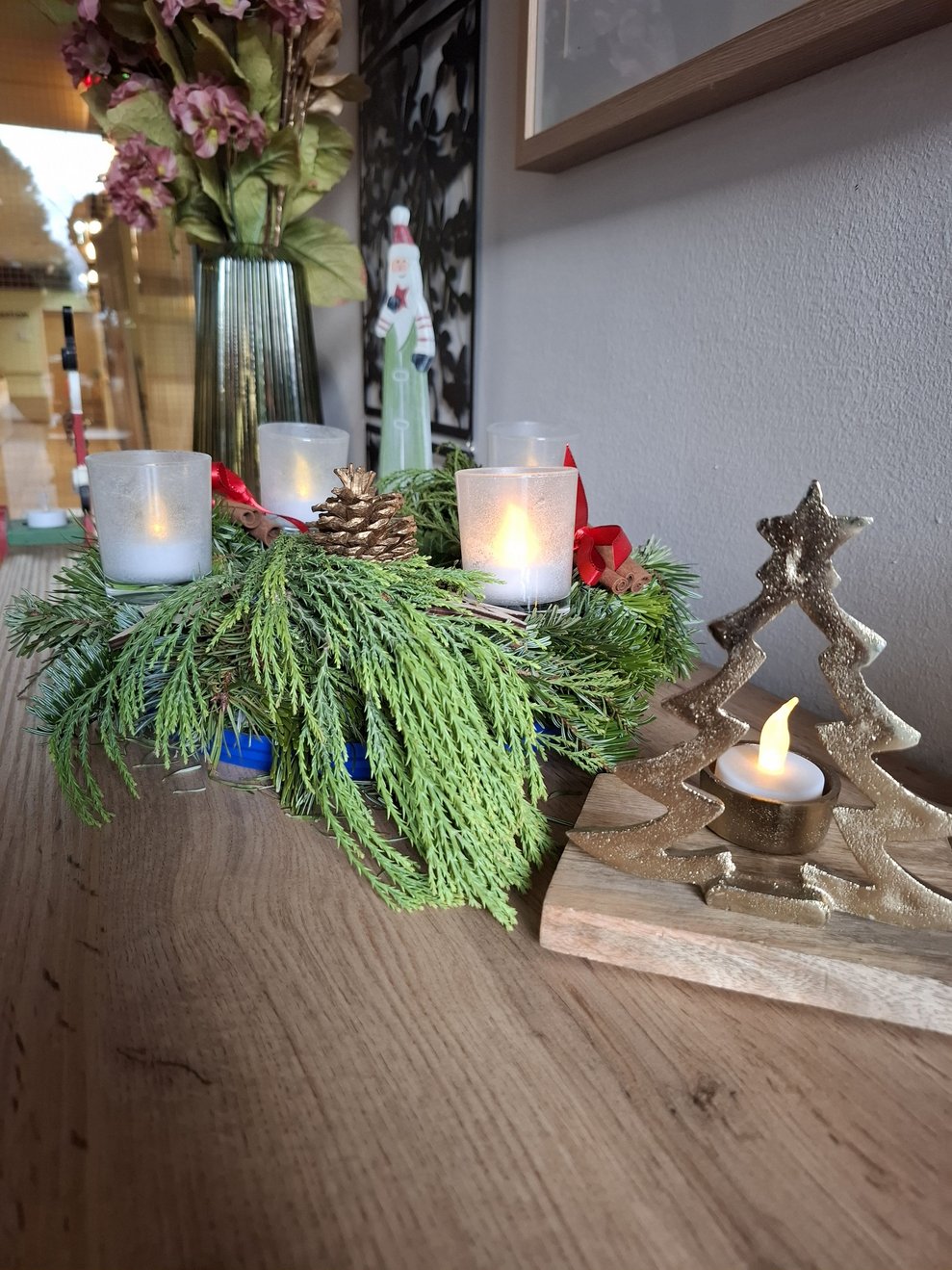 Einer unserer Adventkränze mit Led Teelichtern.