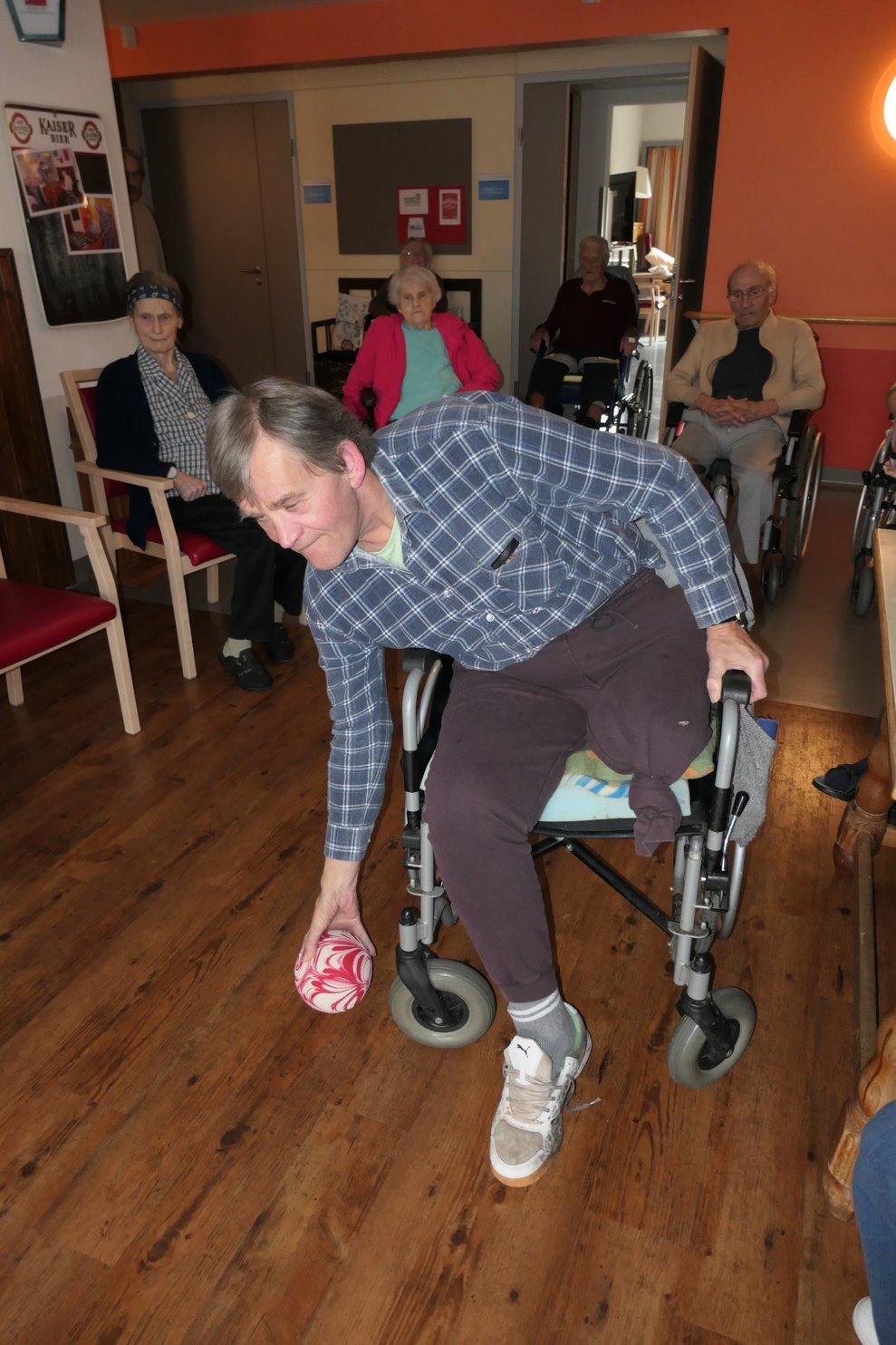 Ein Mann beim Kegeln.