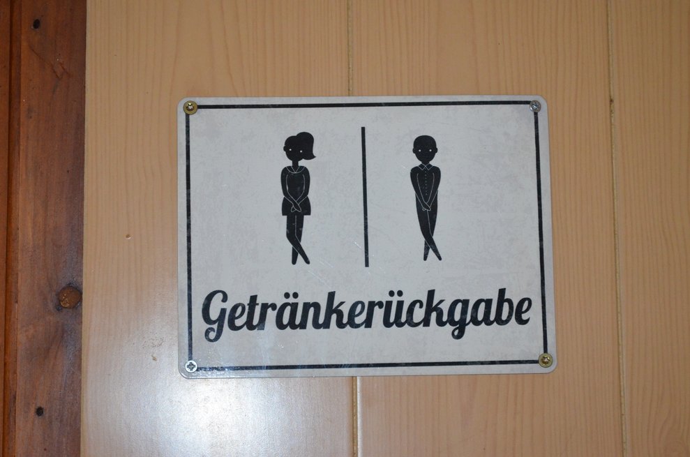 Ein Toillettenschild mit der Aufschrift Getränkerückgabe
