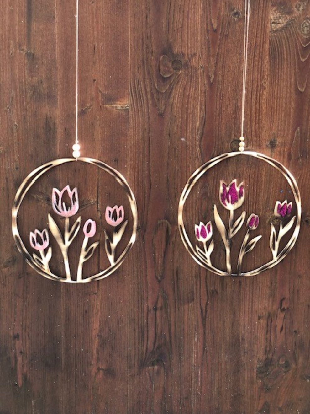 Zwei Türschilder mit Tulpen aus Holz.
